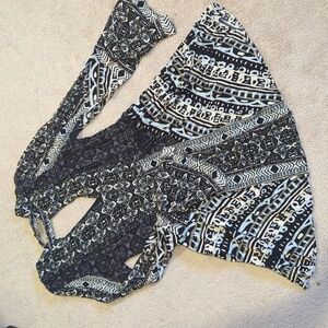 Free people keyhole dress with bell sleeves and pockets! Side zipper. Size 6